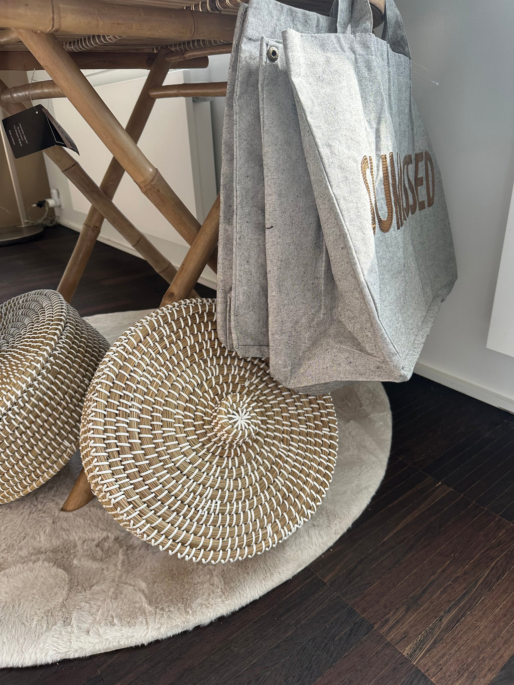 Storage basket with lid