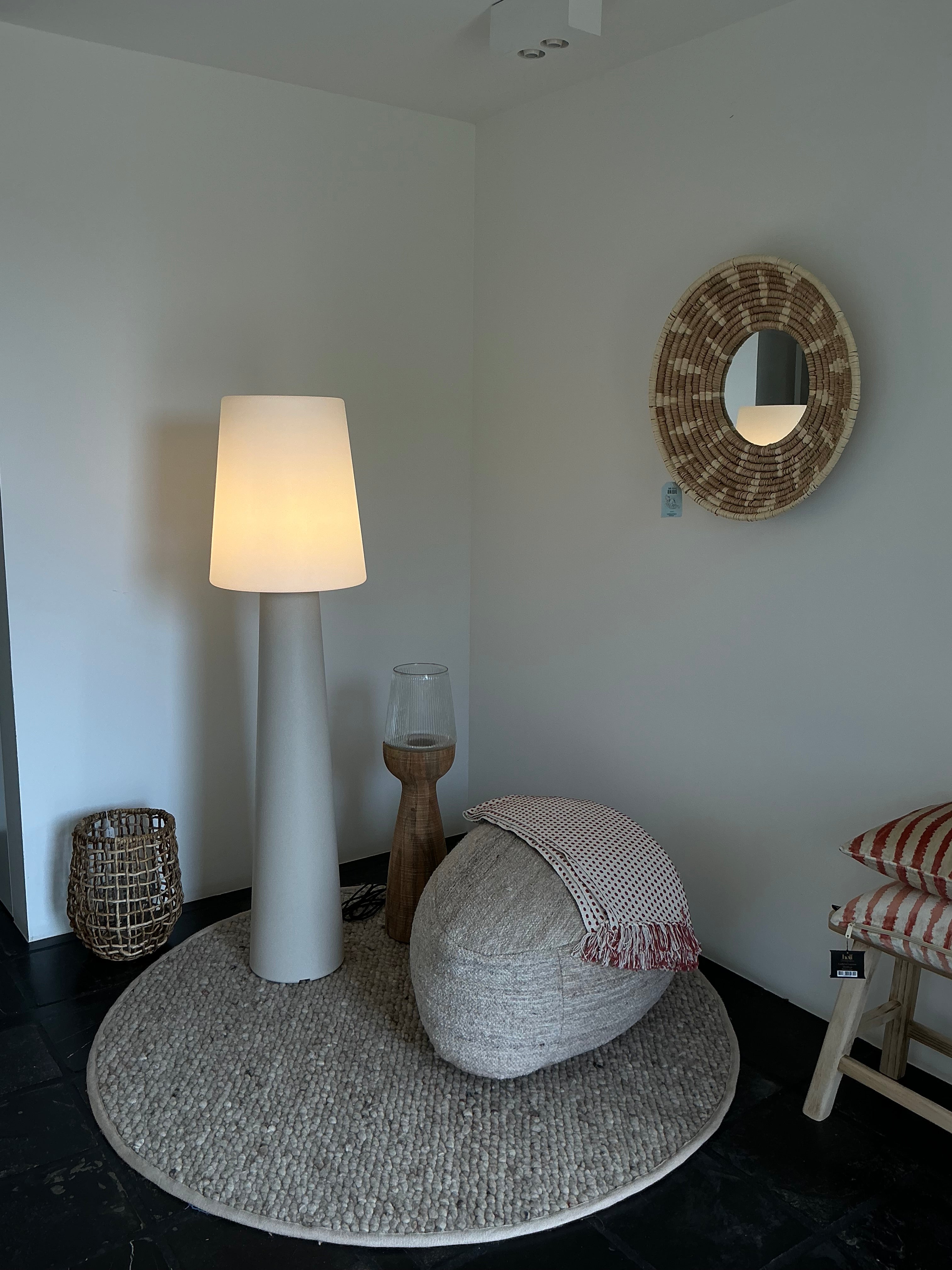 Outdoor standing lamp