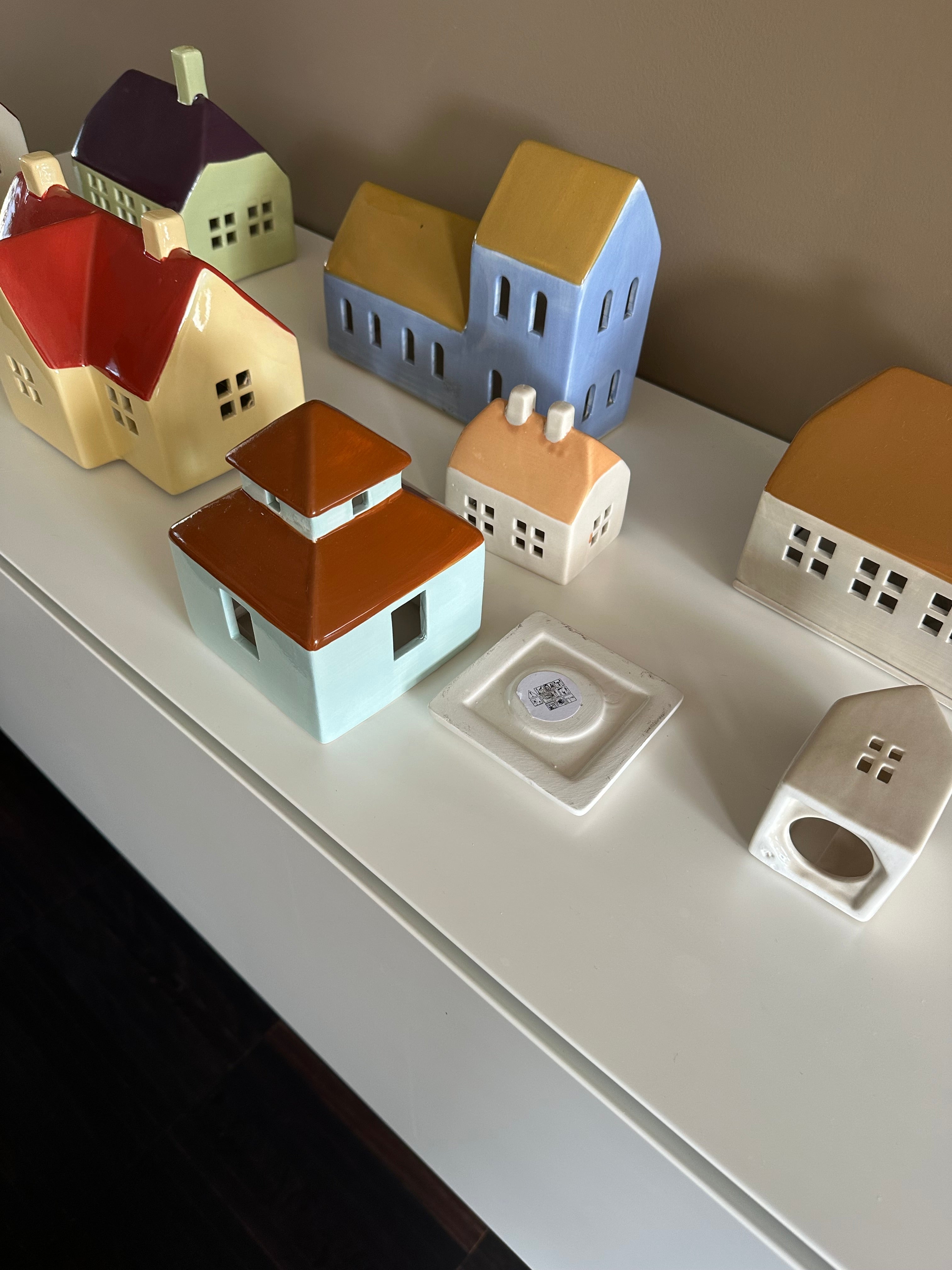 Lot de maisons colorées en tailles variées (15€– 69€)