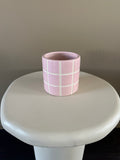Vase en pierre rose à carreaux