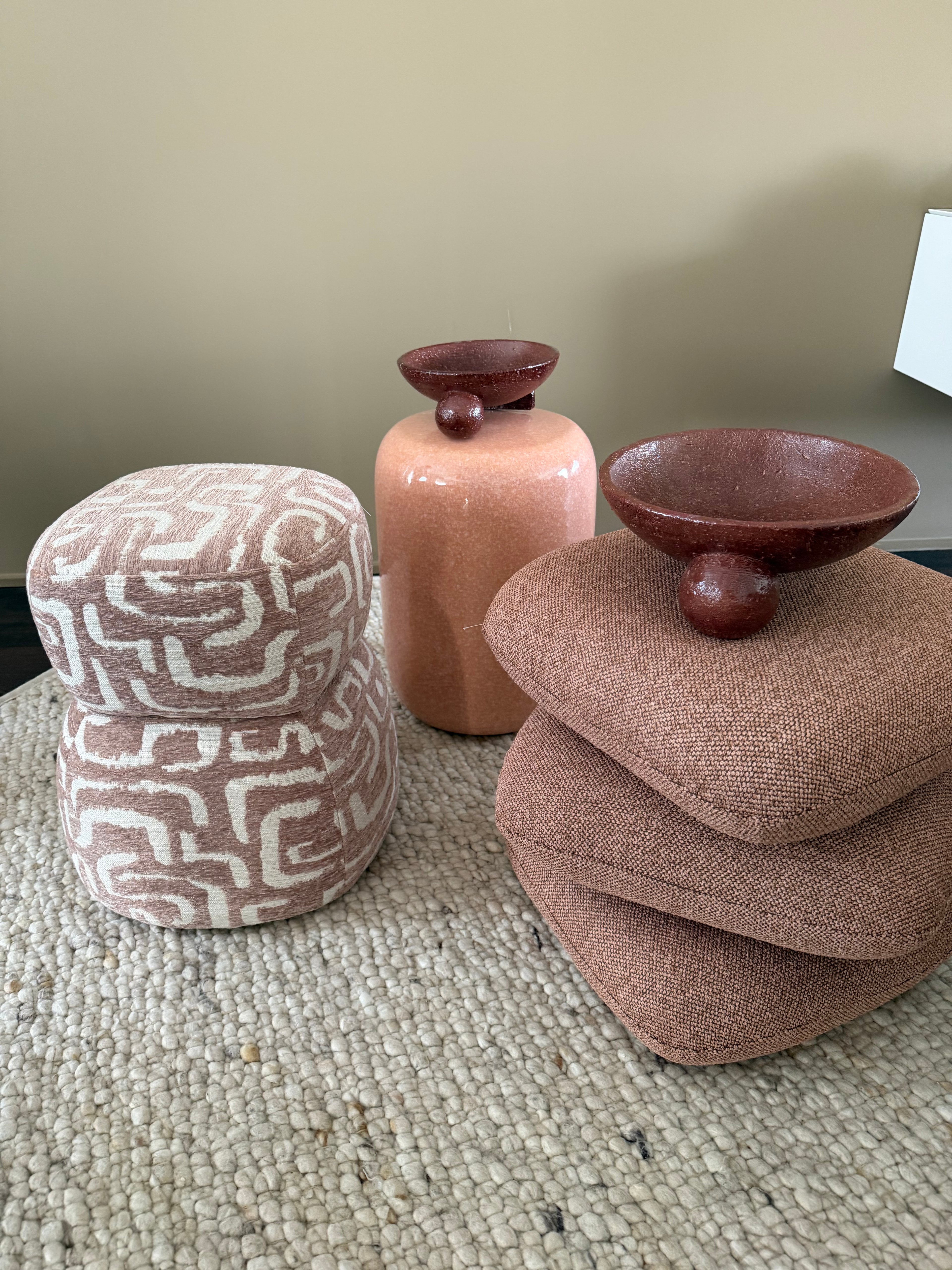 Pink swivel pouf