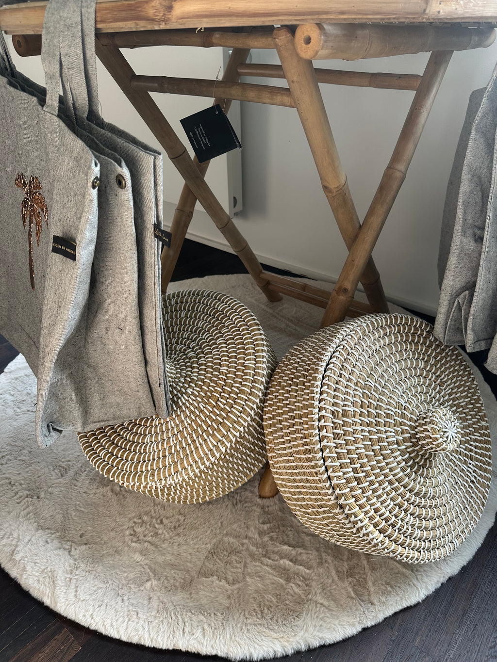 Storage basket with lid