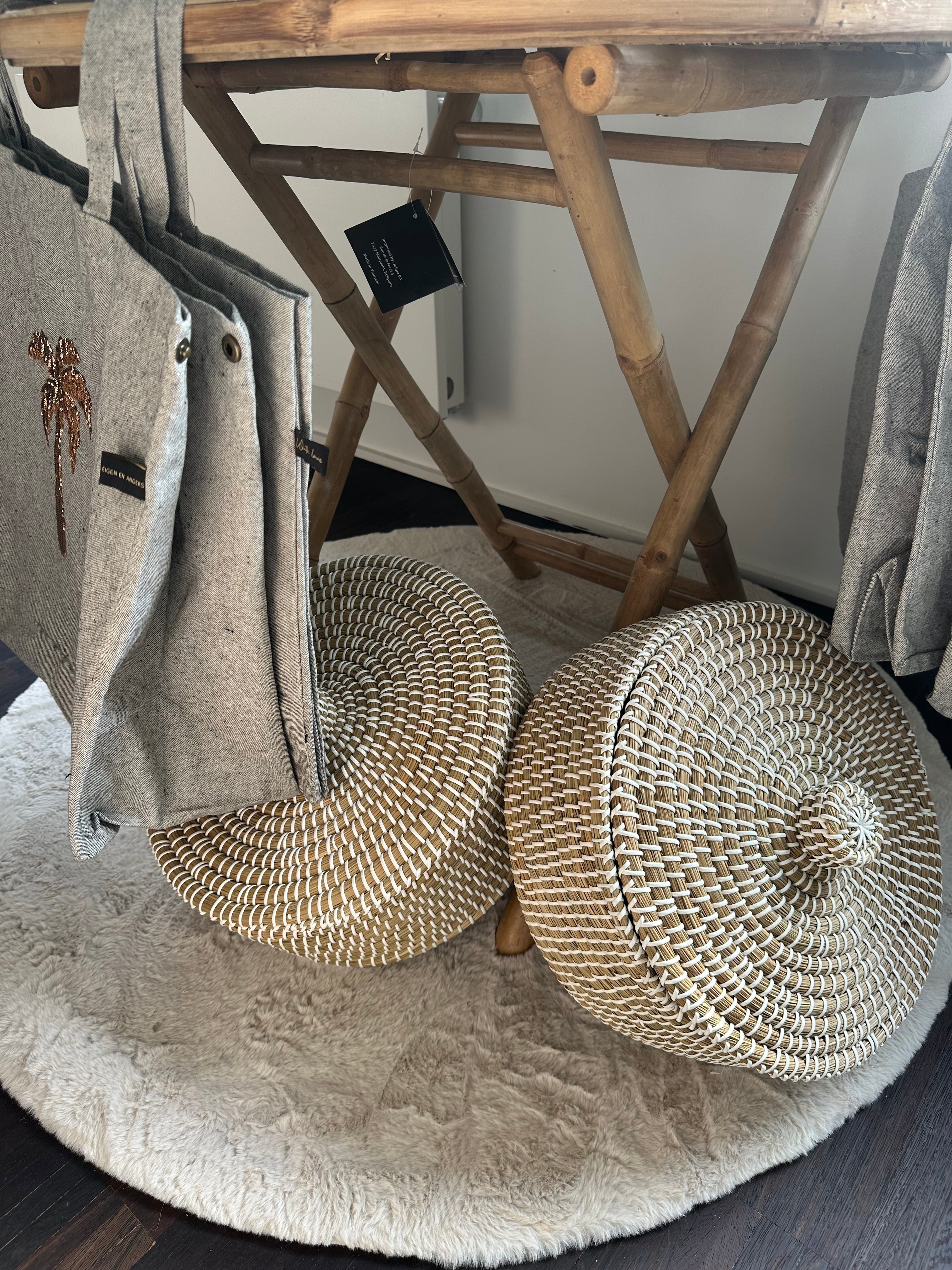 Storage basket with lid
