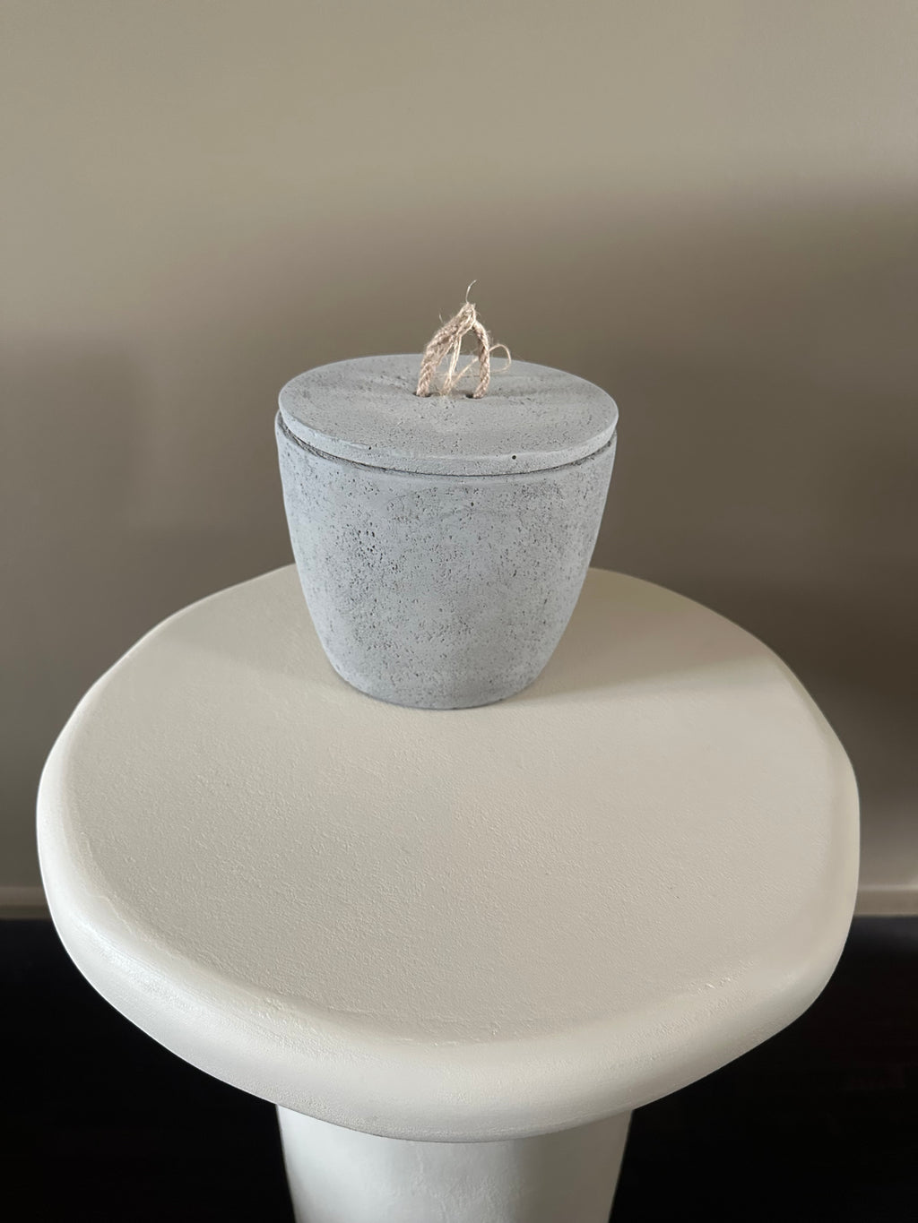 Bougie en pot en pierre (gris)