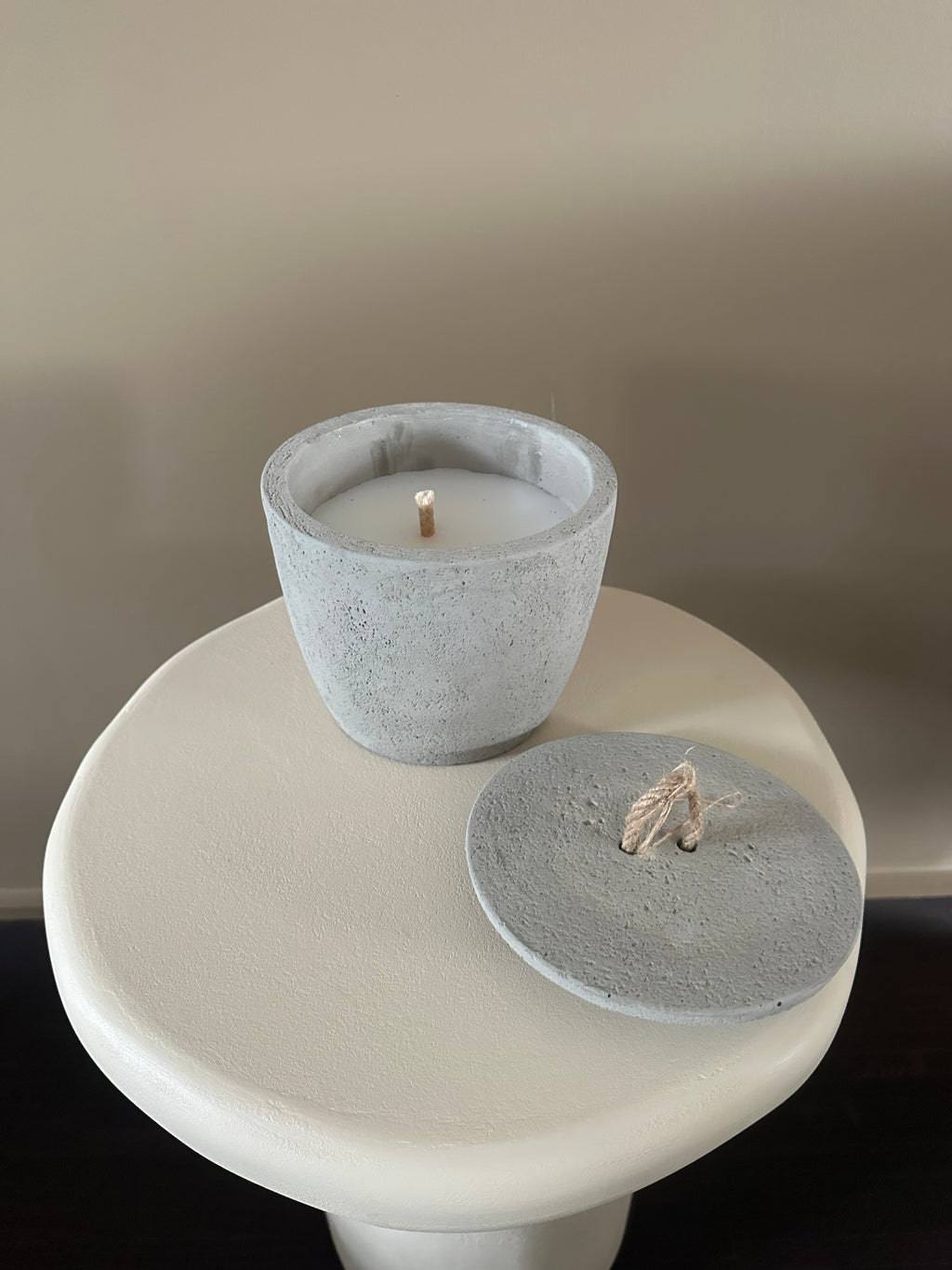 Bougie en pot en pierre (gris)