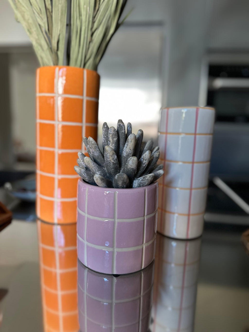Vase en pierre rose à carreaux