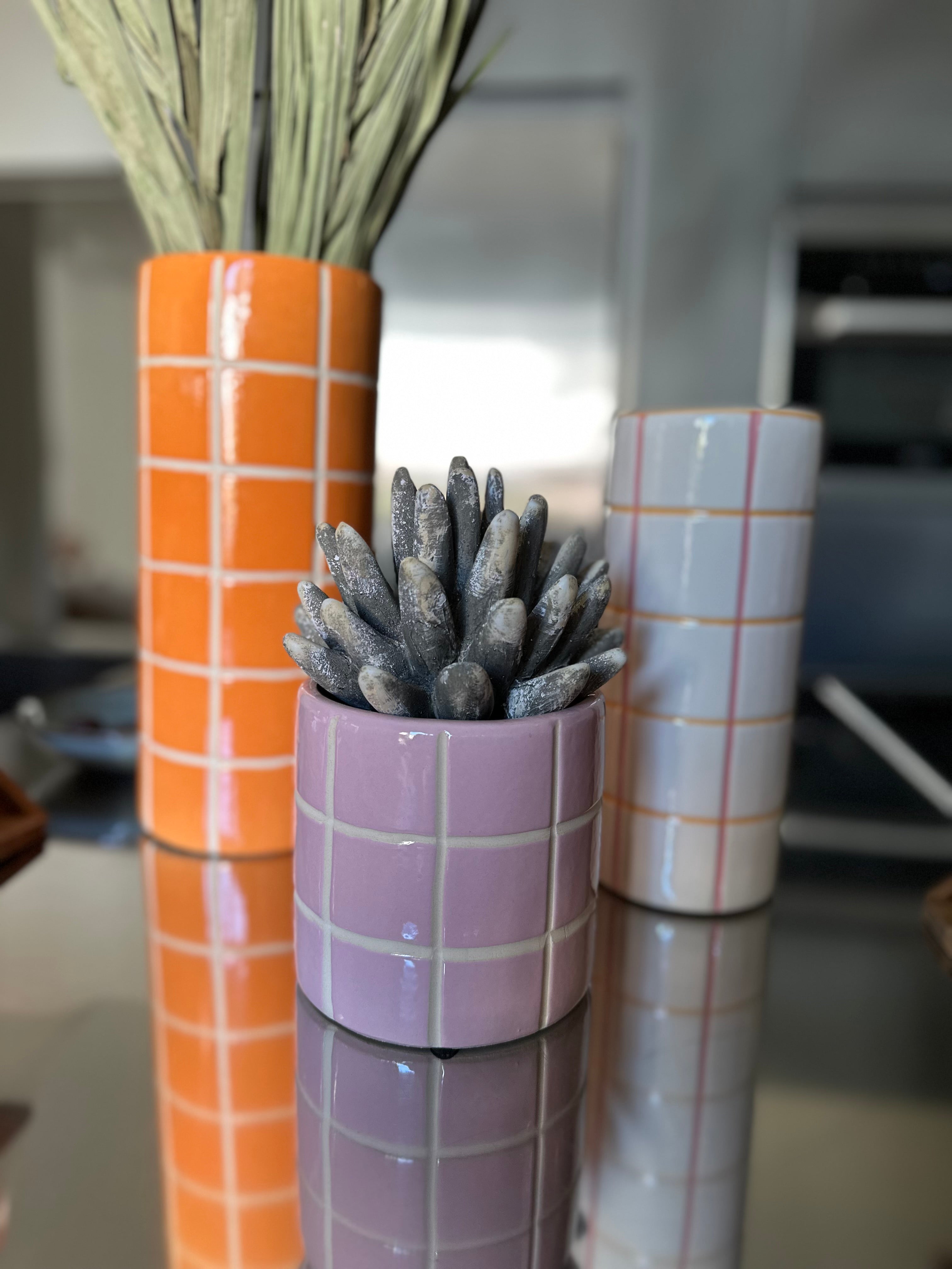 Vase en pierre rose à carreaux