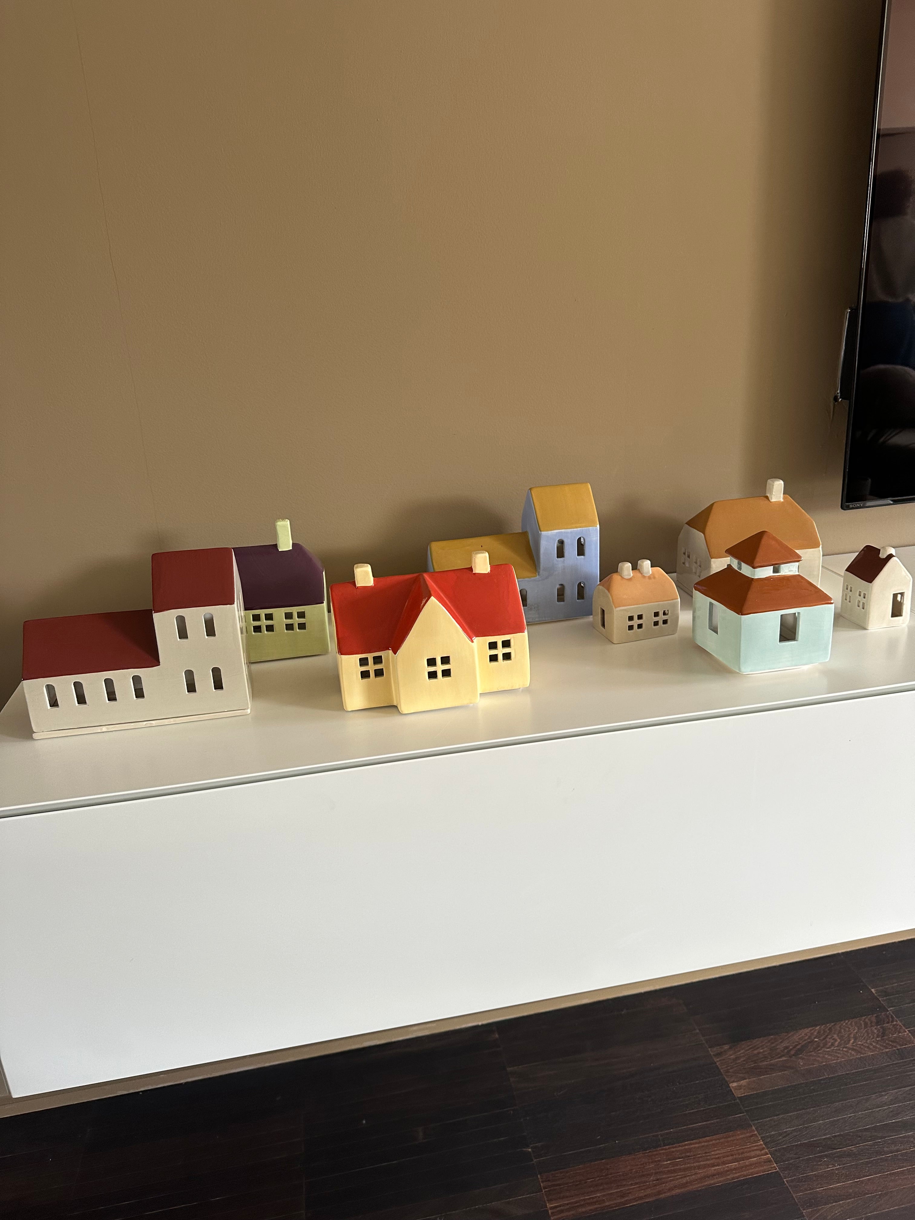 Lot de maisons colorées en tailles variées (15€– 69€)