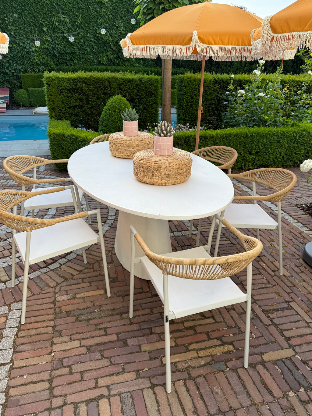Table de jardin ovale effet béton lisse 200x110 cm et 6 chaises