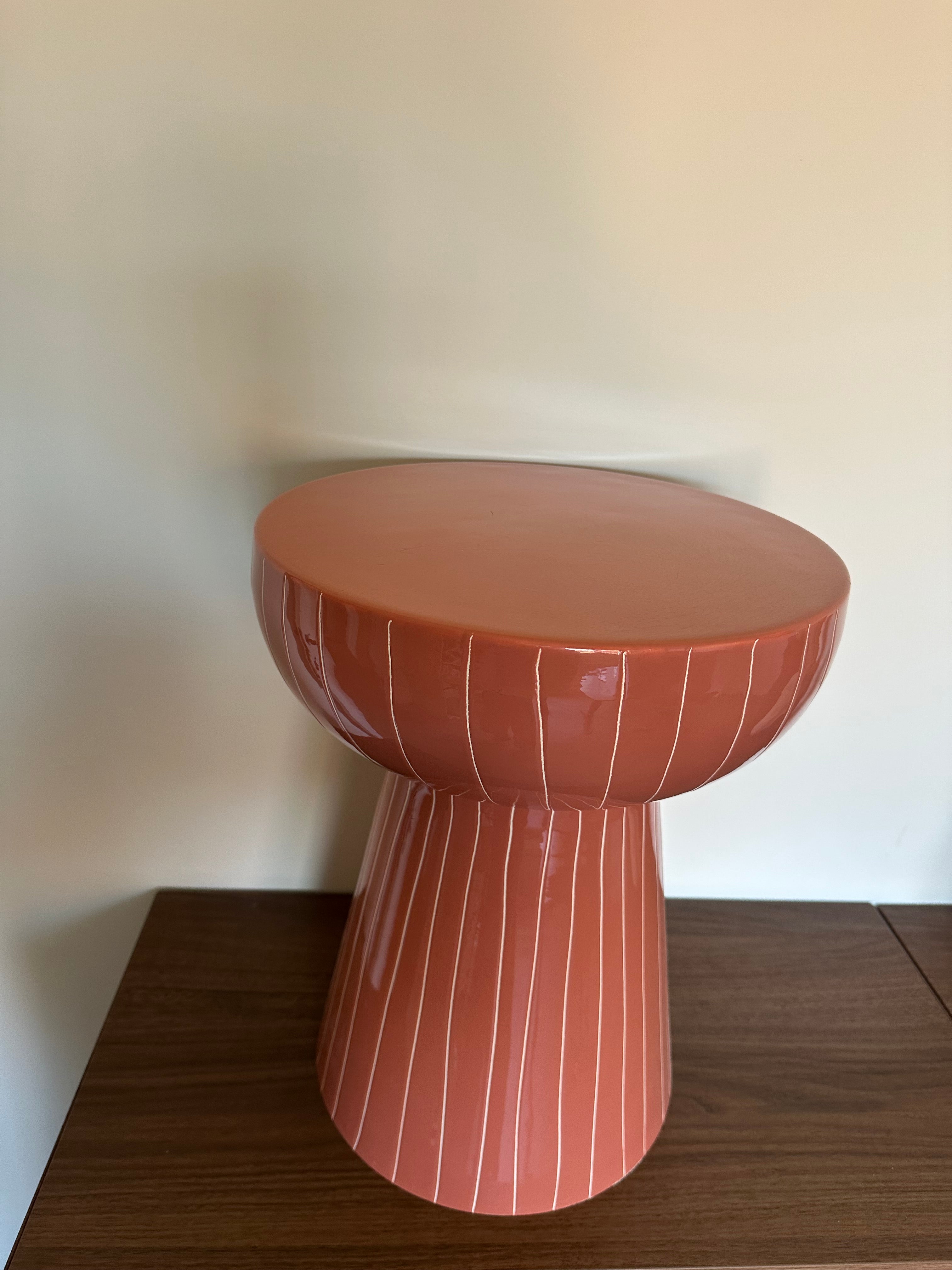 Stone-look pouf