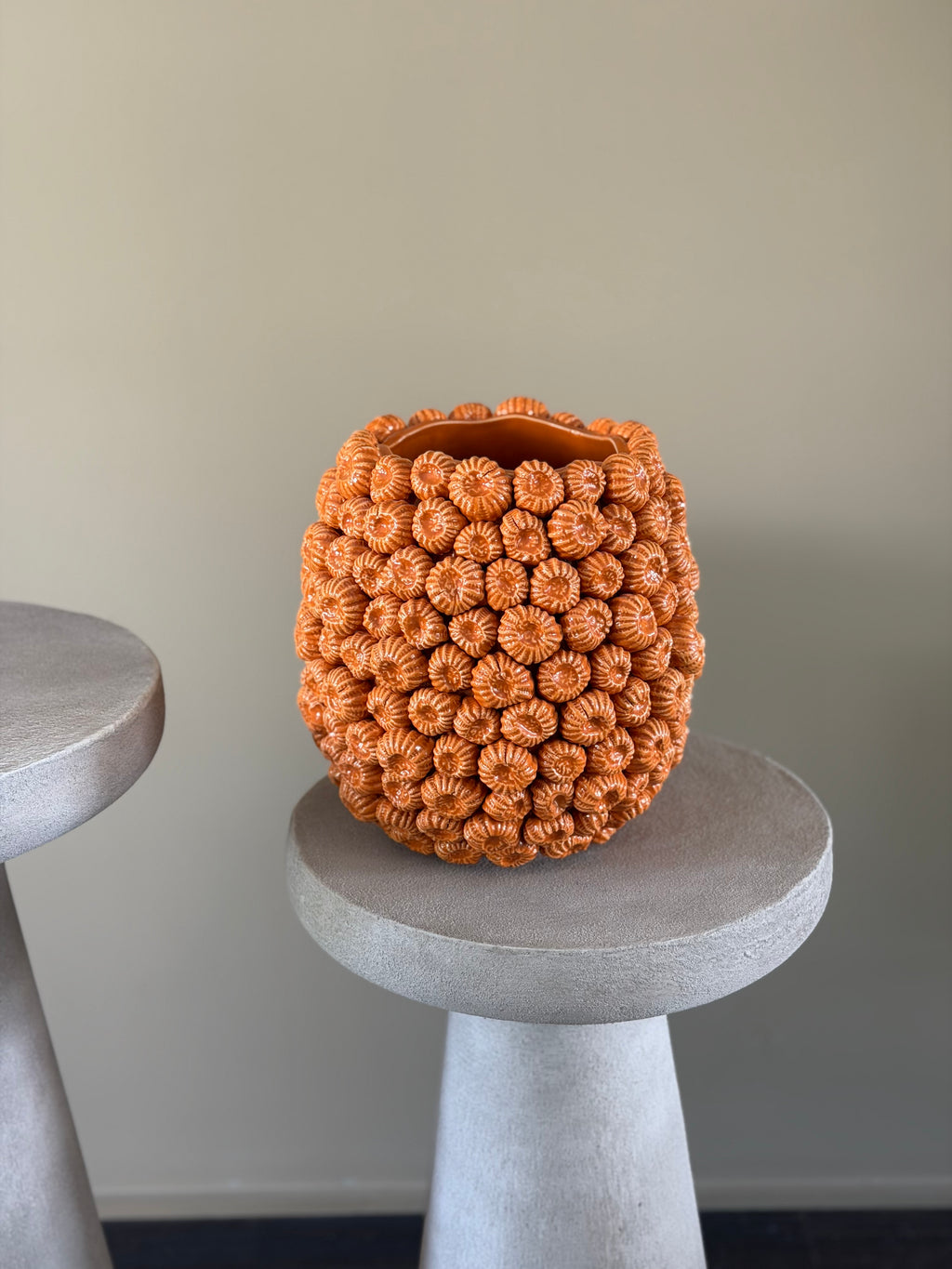Oranje stenen vaas