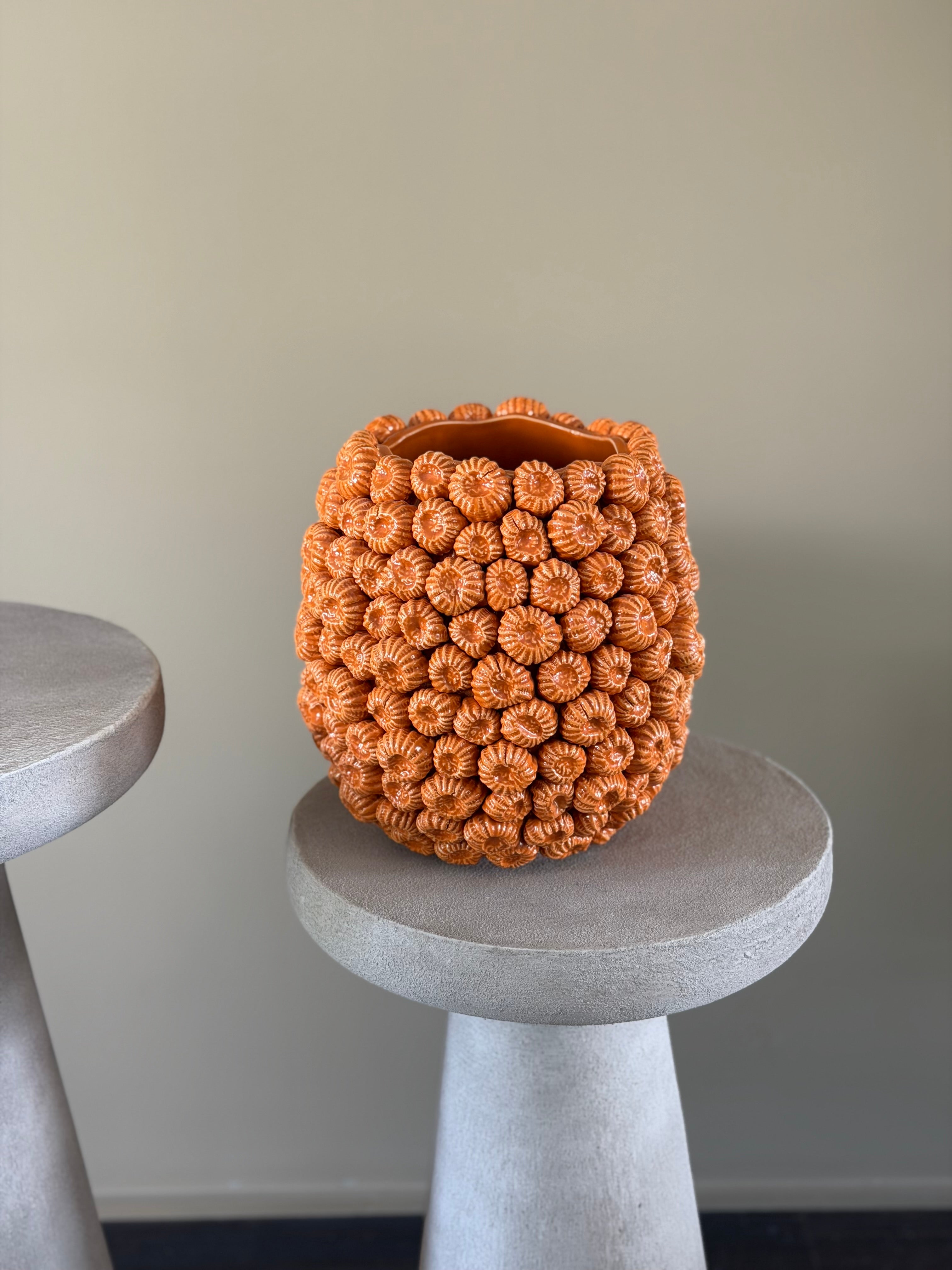 Oranje stenen vaas