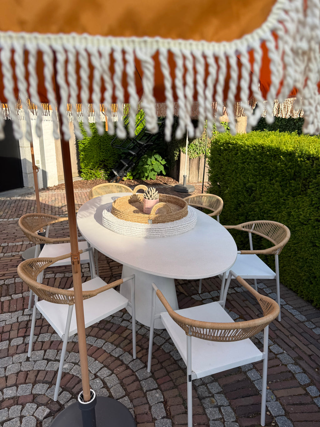 Table de jardin ovale effet béton lisse 200x110 cm et 6 chaises