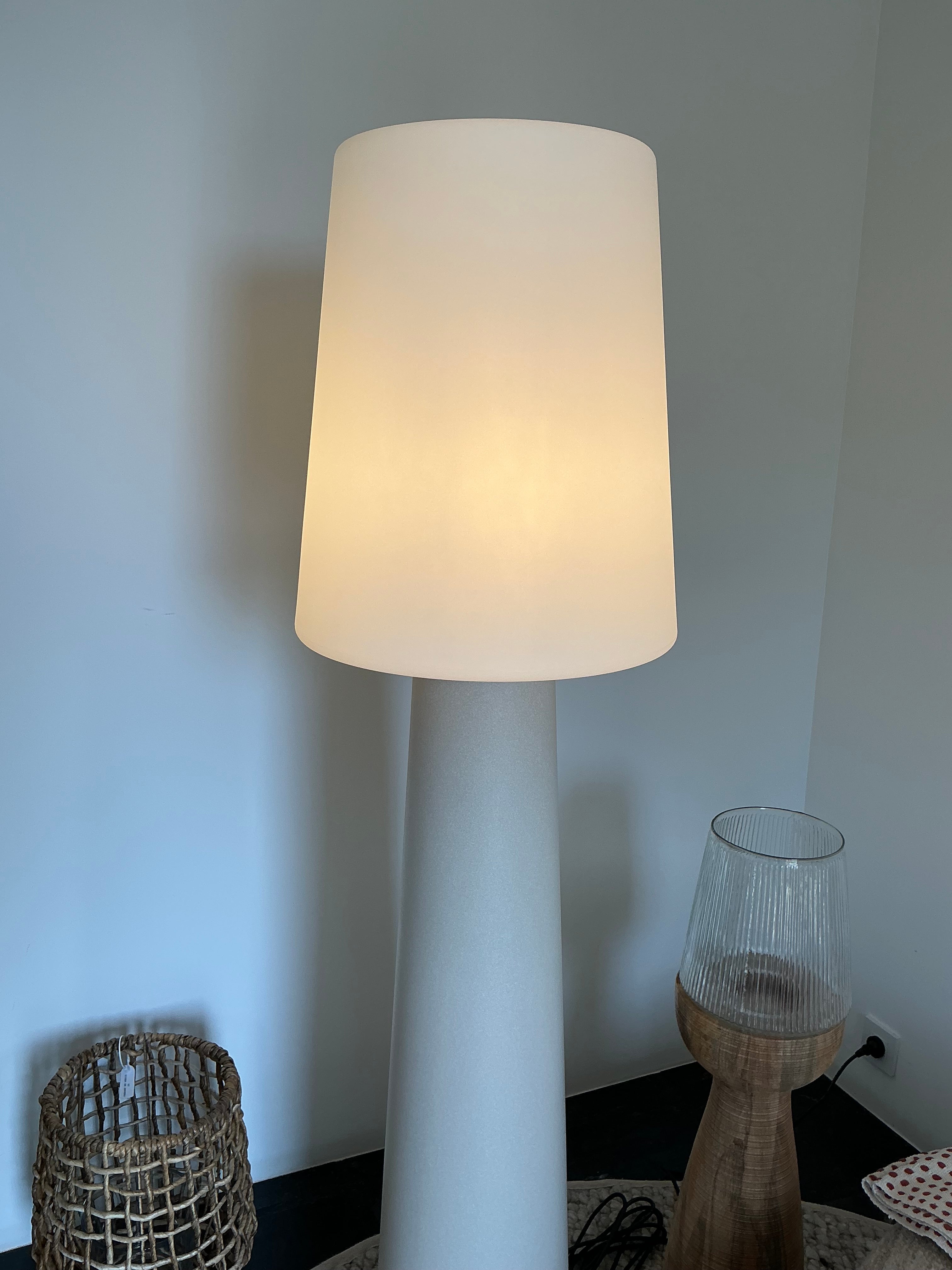 Outdoor standing lamp