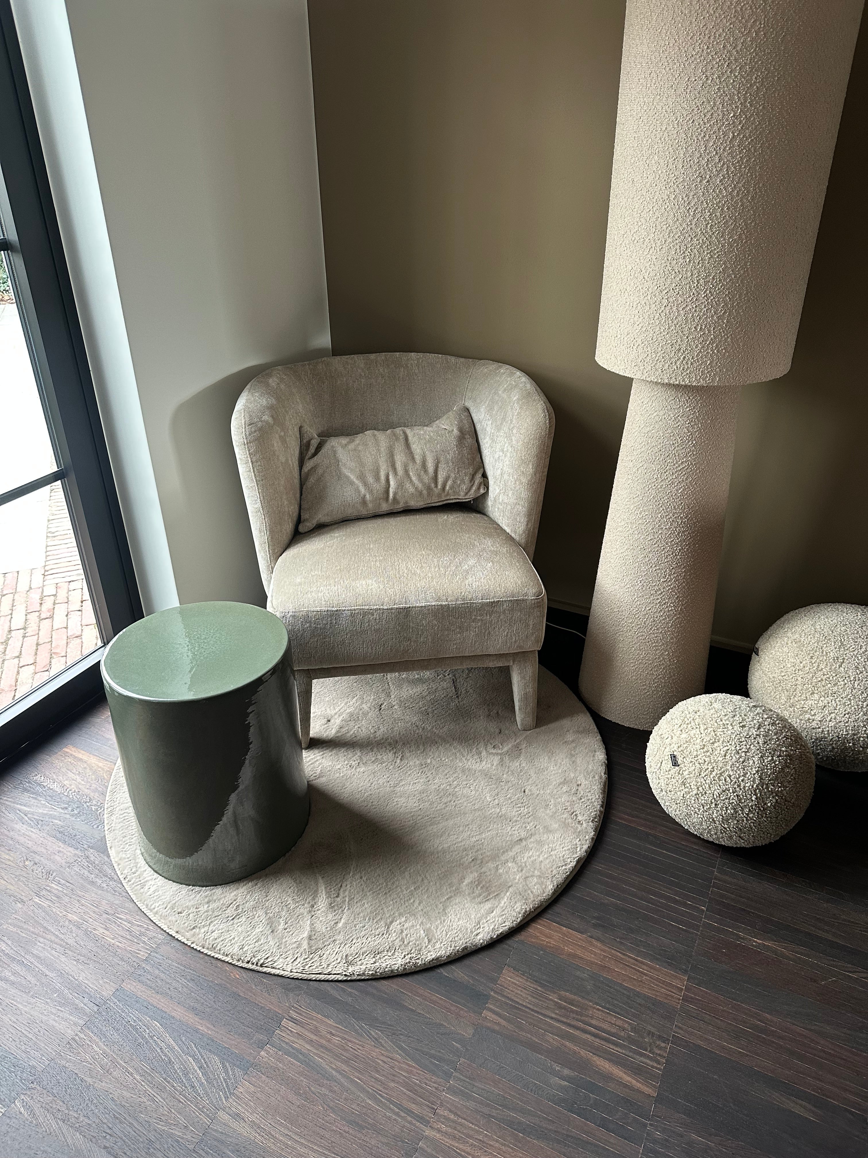 Soft round rug taupe S