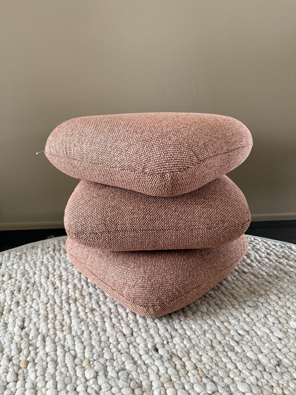 Pink swivel pouf