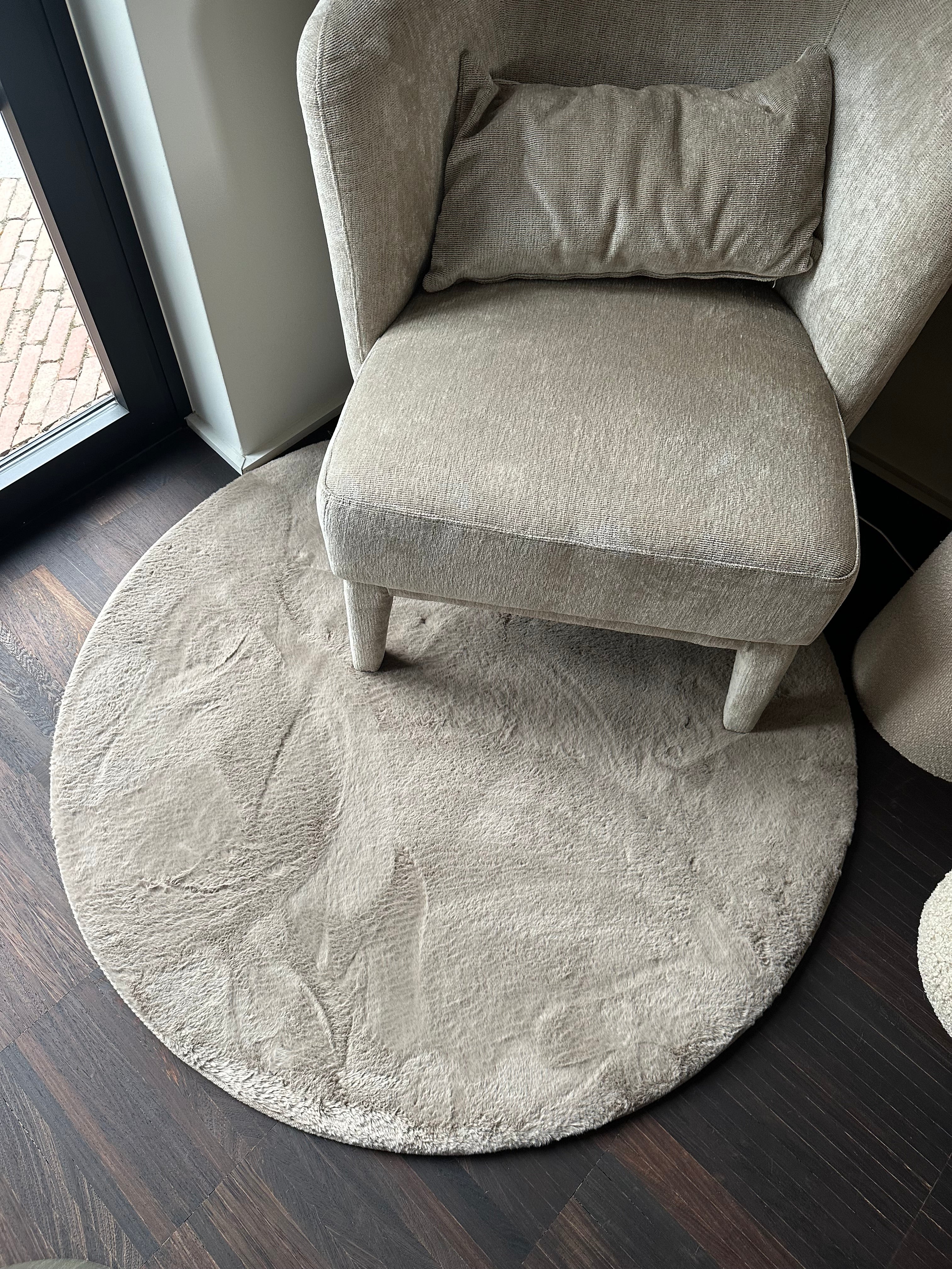 Soft round rug taupe S