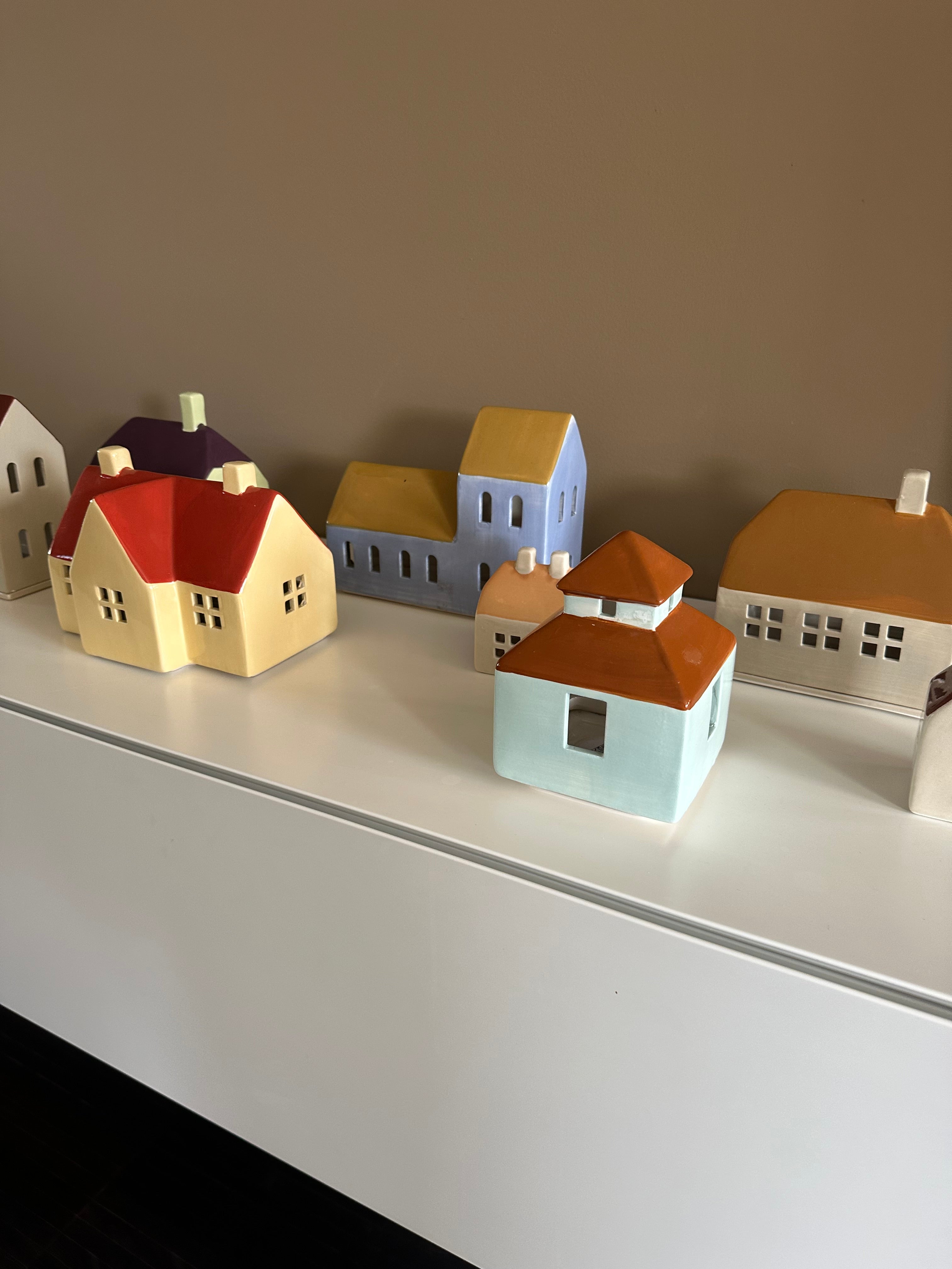 Lot de maisons colorées en tailles variées (15€– 69€)