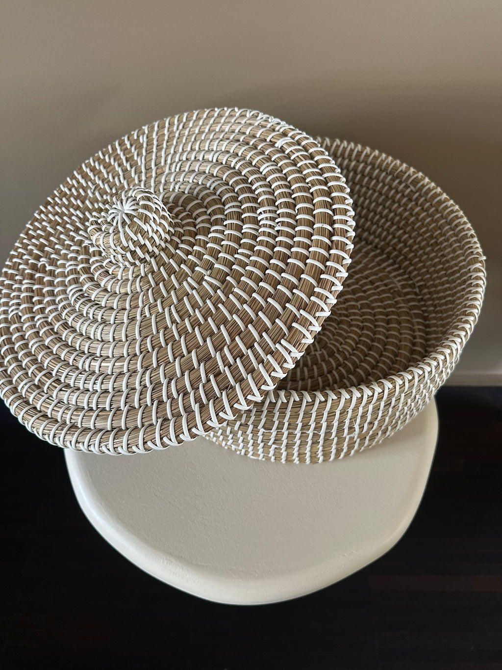 Storage basket with lid