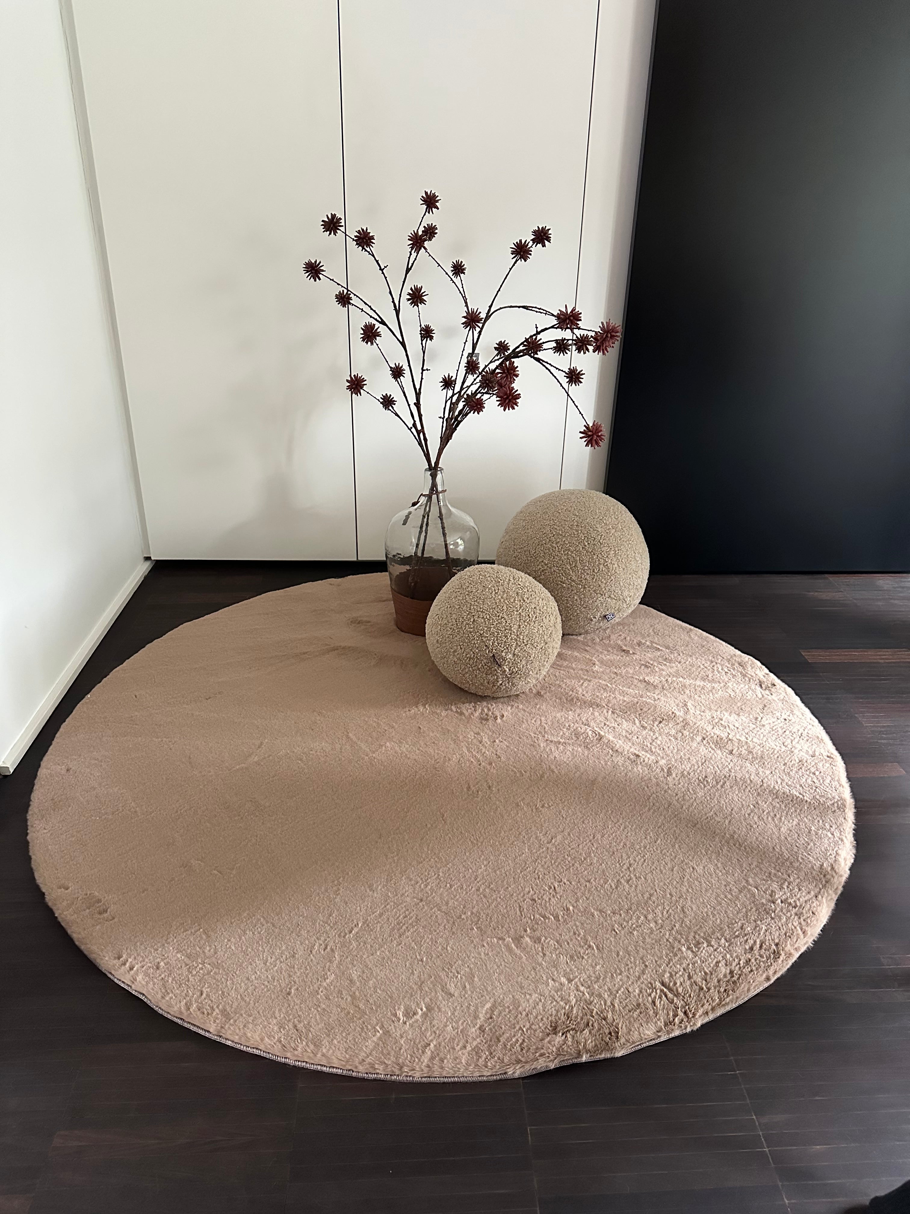 Soft round rug brown