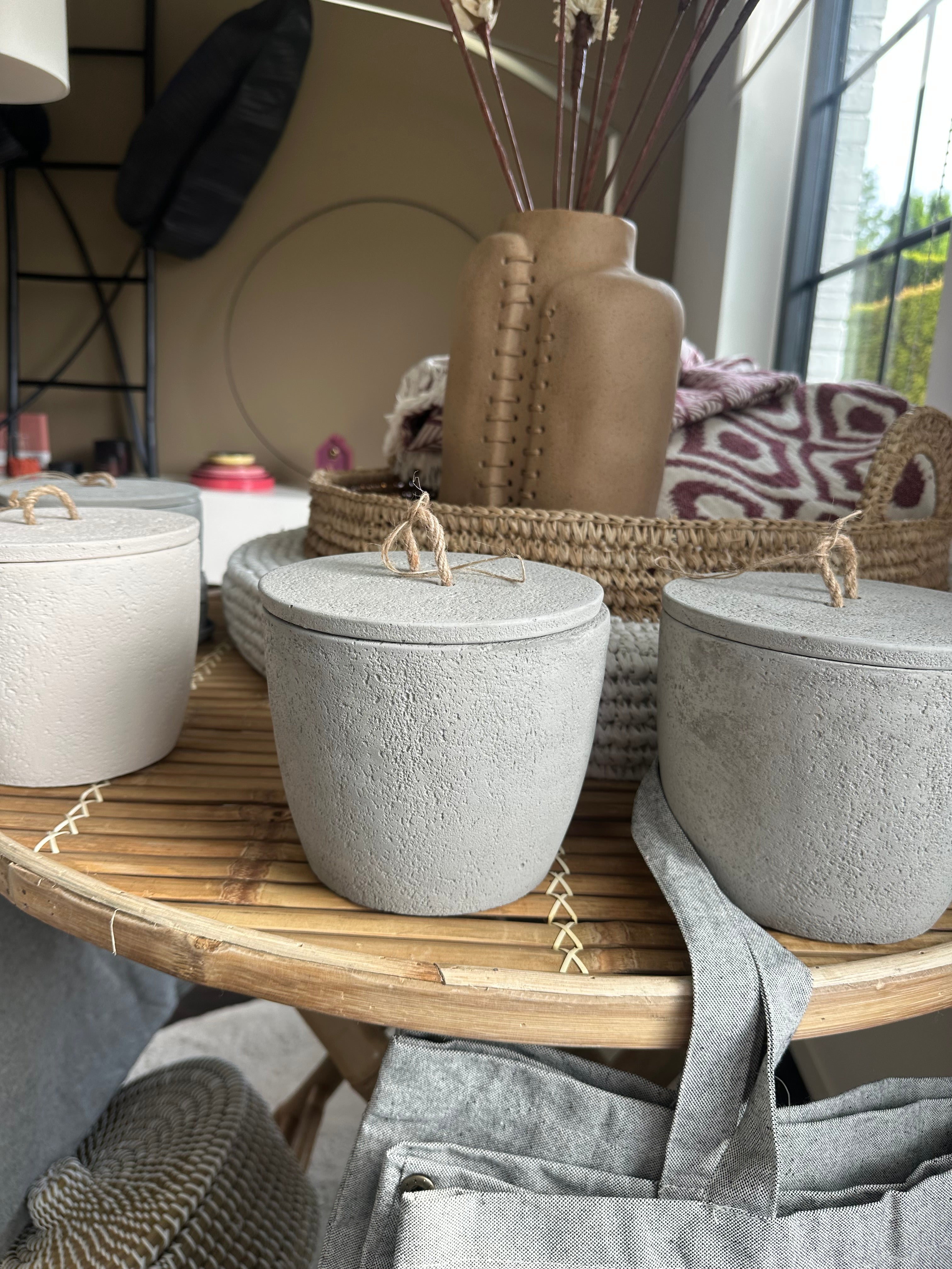Kaars in stenen pot (grijs)