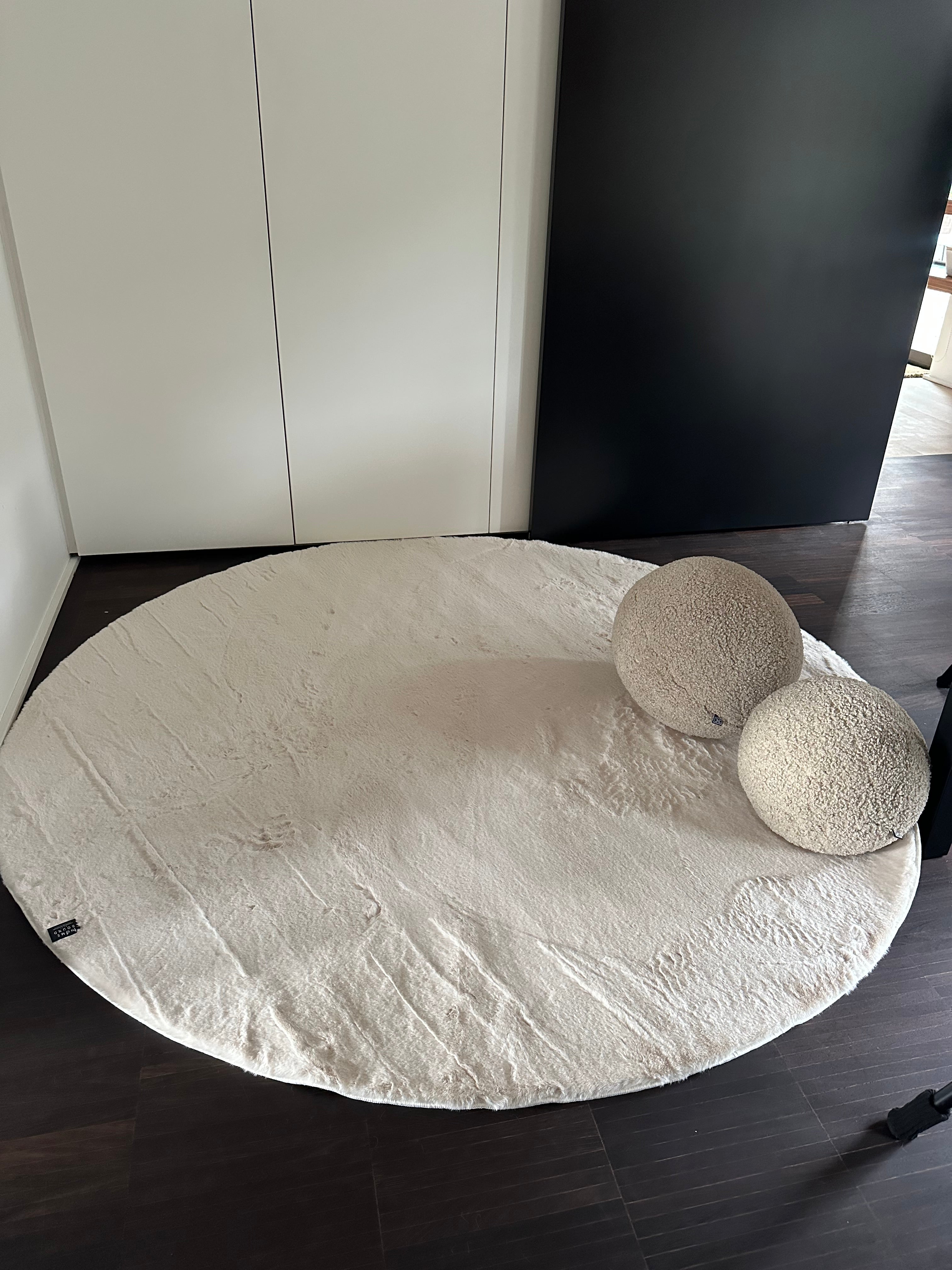 Soft round rug white L