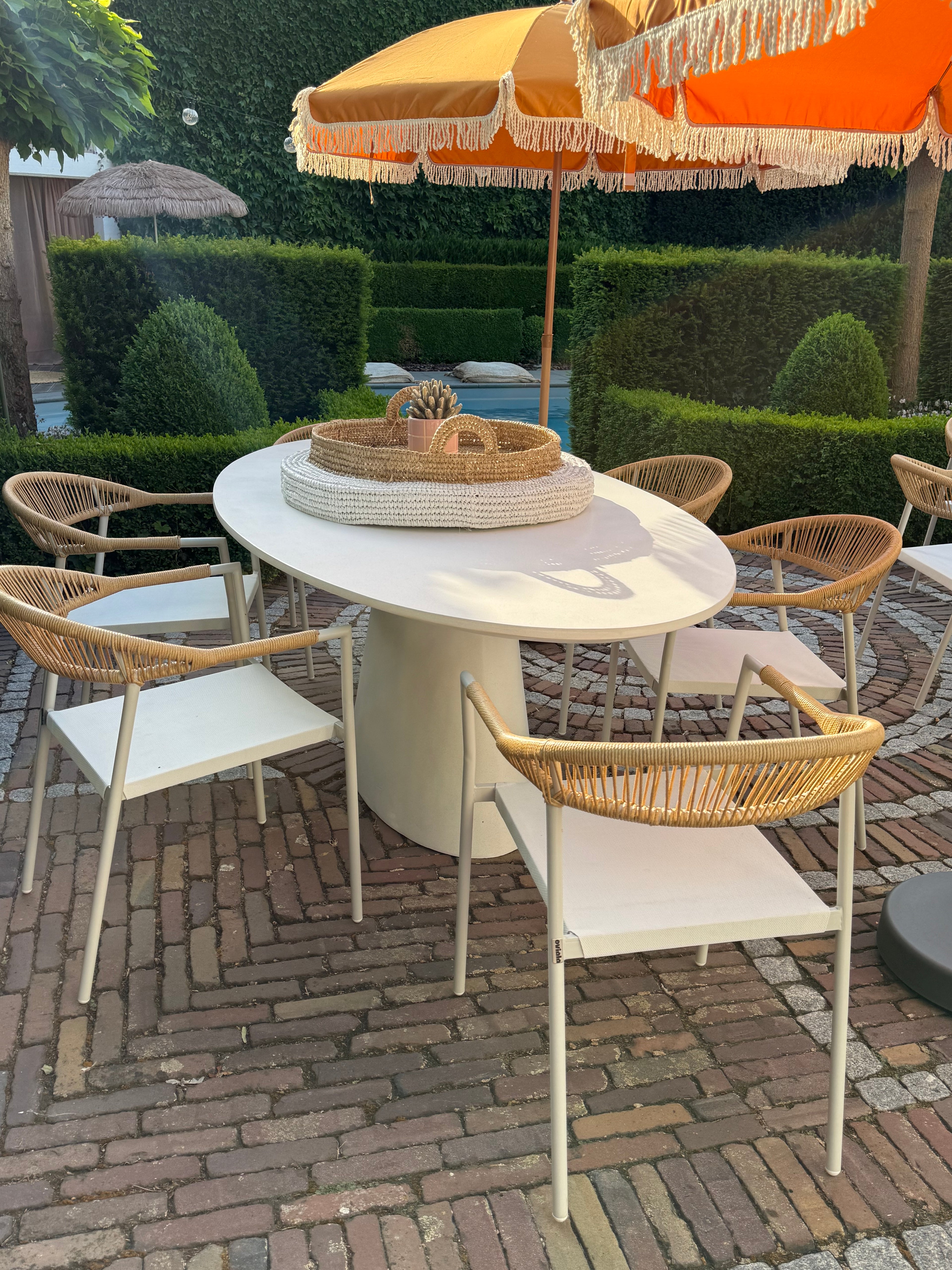 Table de jardin ovale effet béton lisse 200x110 cm et 6 chaises