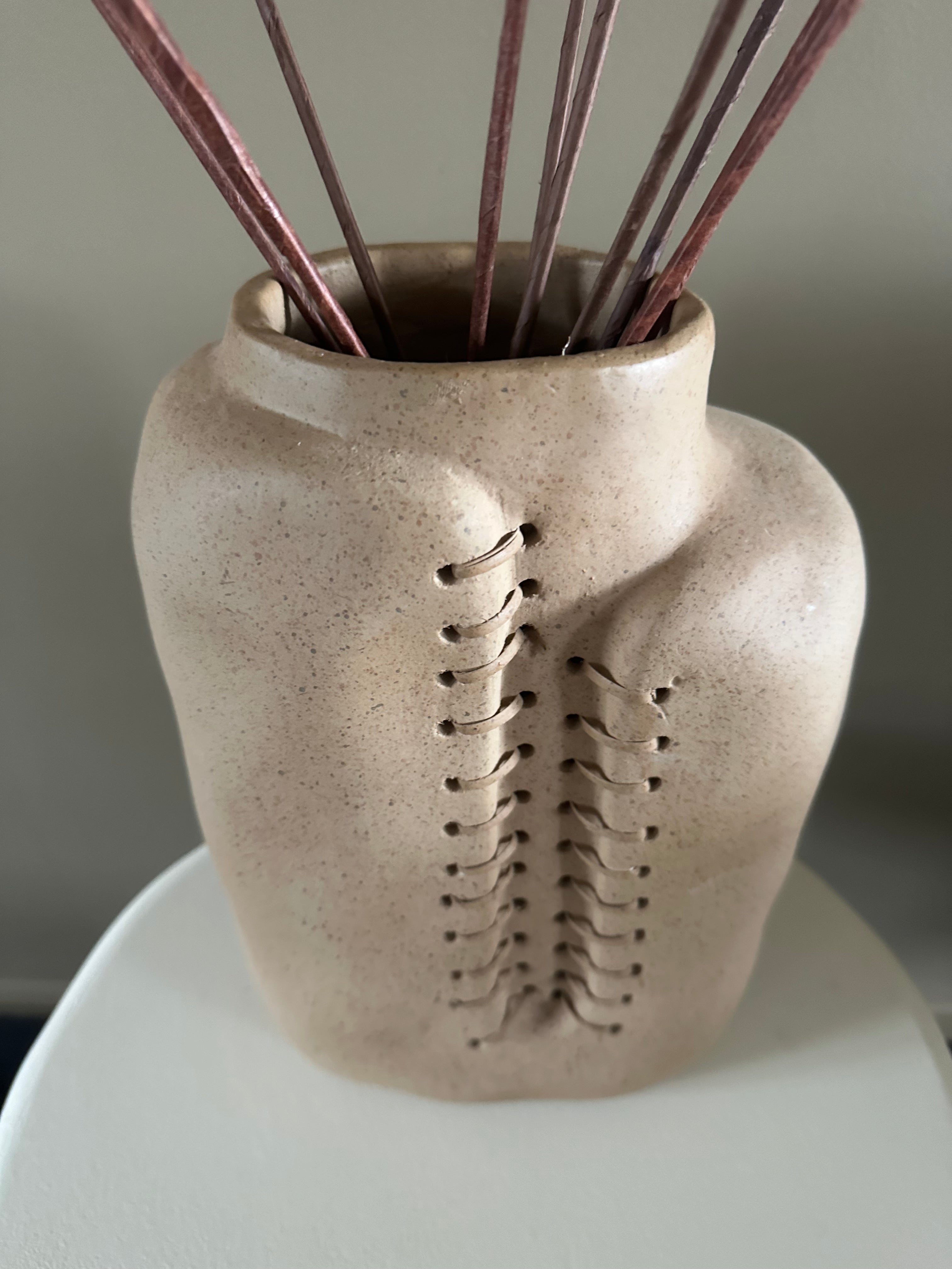 Vase en céramique beige avec détail en corde
