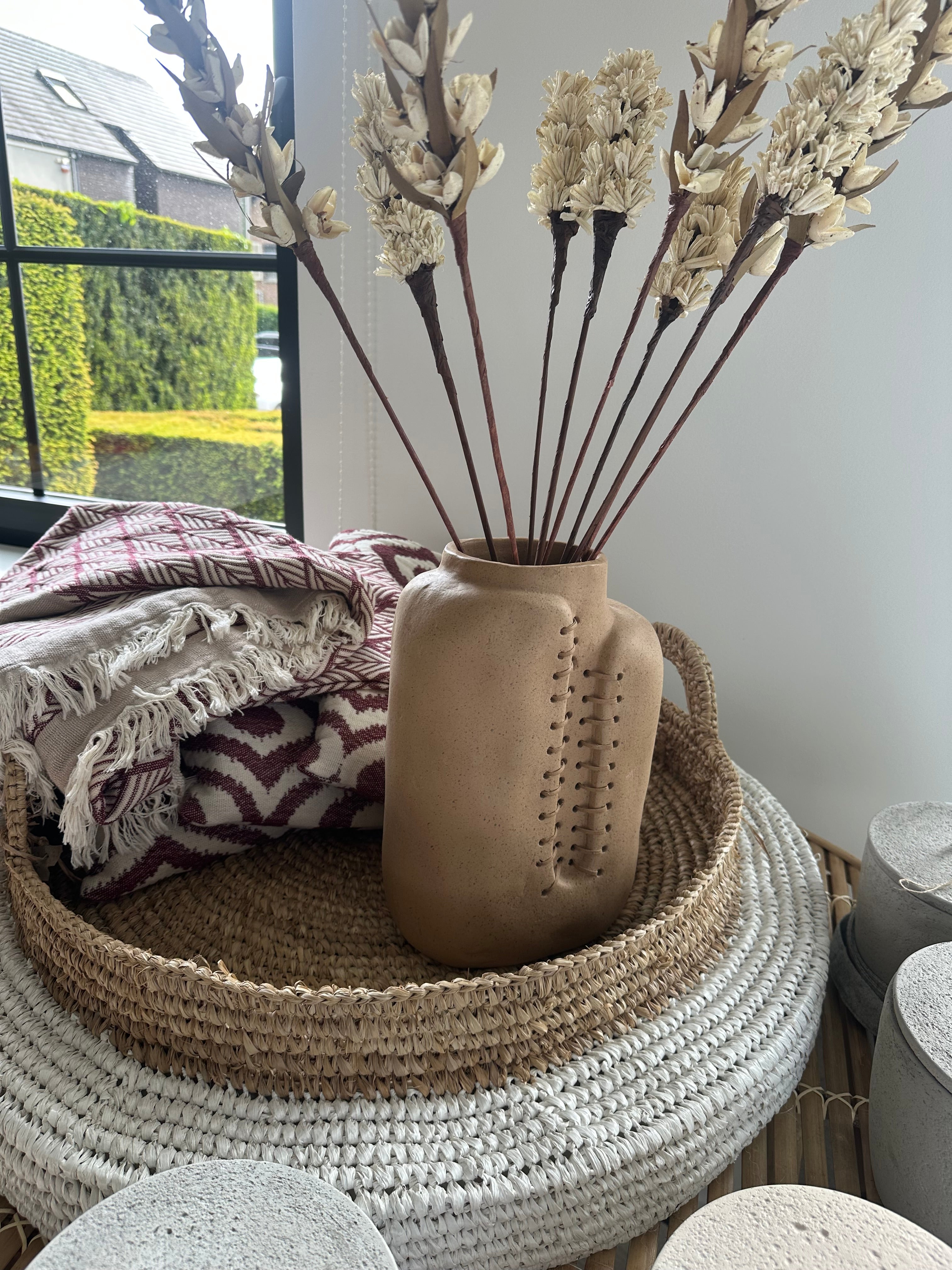 White raffia tray L