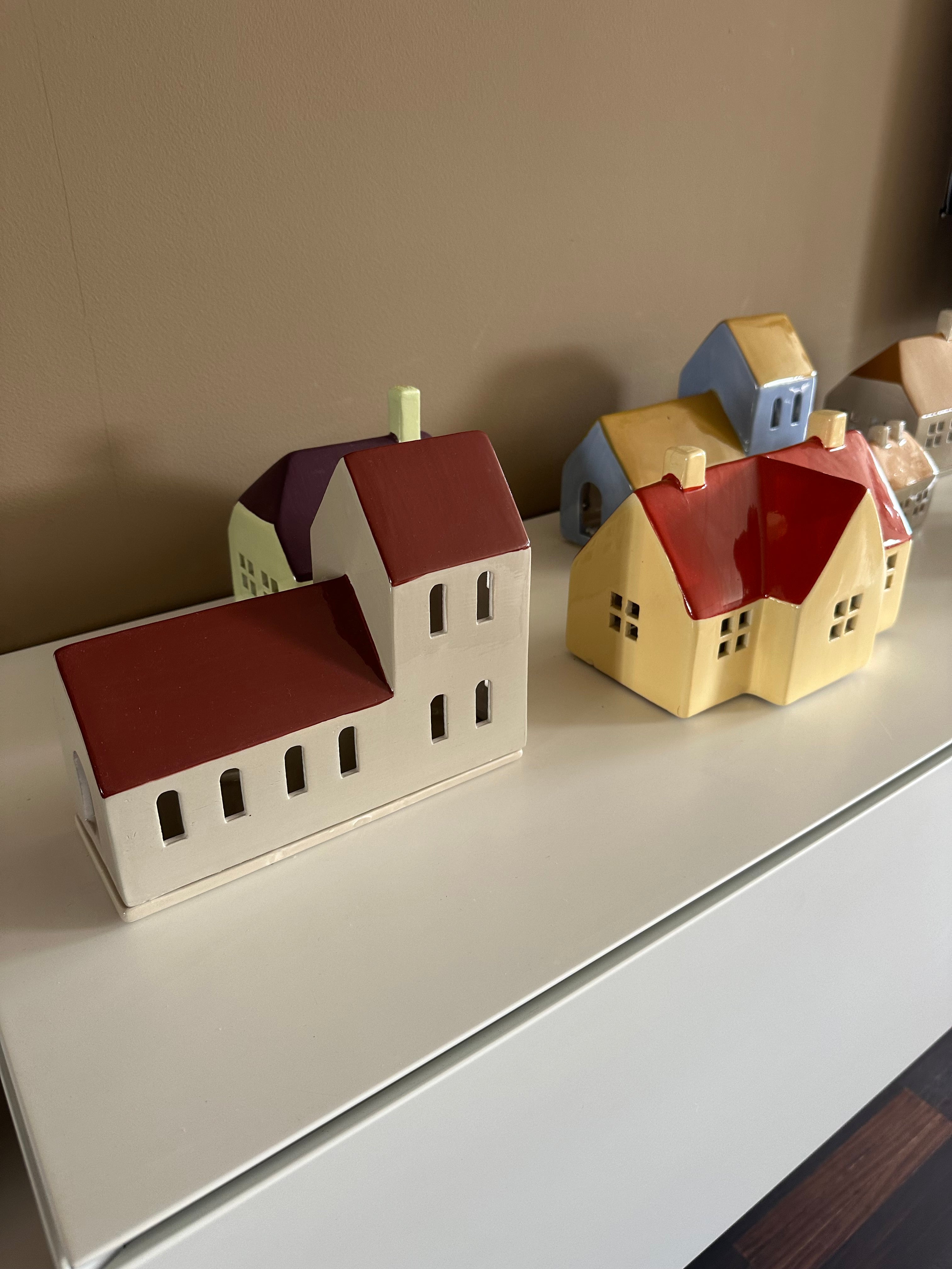 Lot de maisons colorées en tailles variées (15€– 69€)