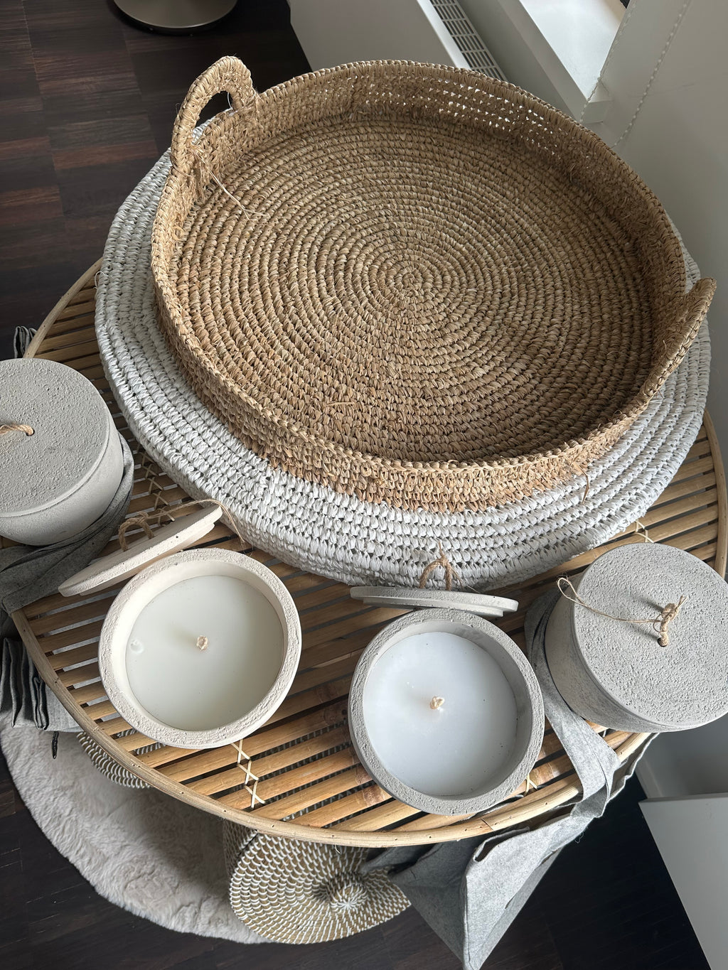 White raffia tray L