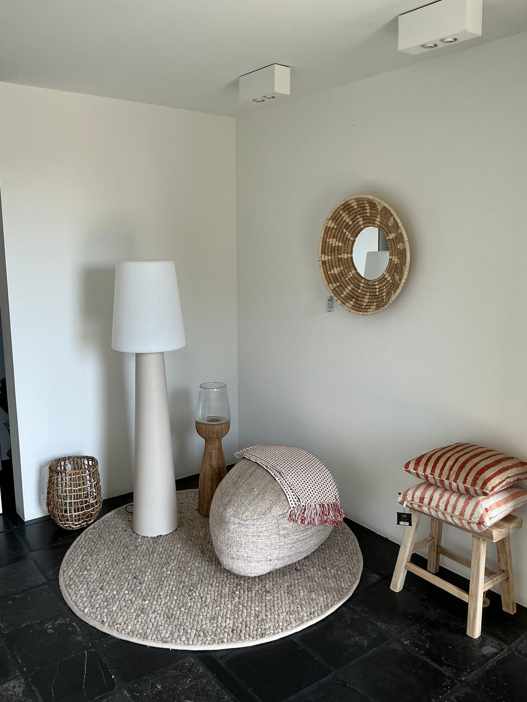 Outdoor standing lamp