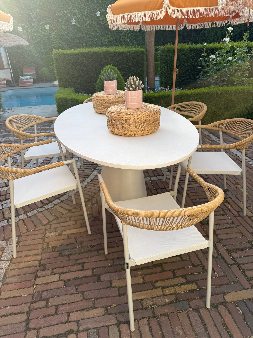 Table de jardin ovale effet béton lisse 200x110 cm et 6 chaises