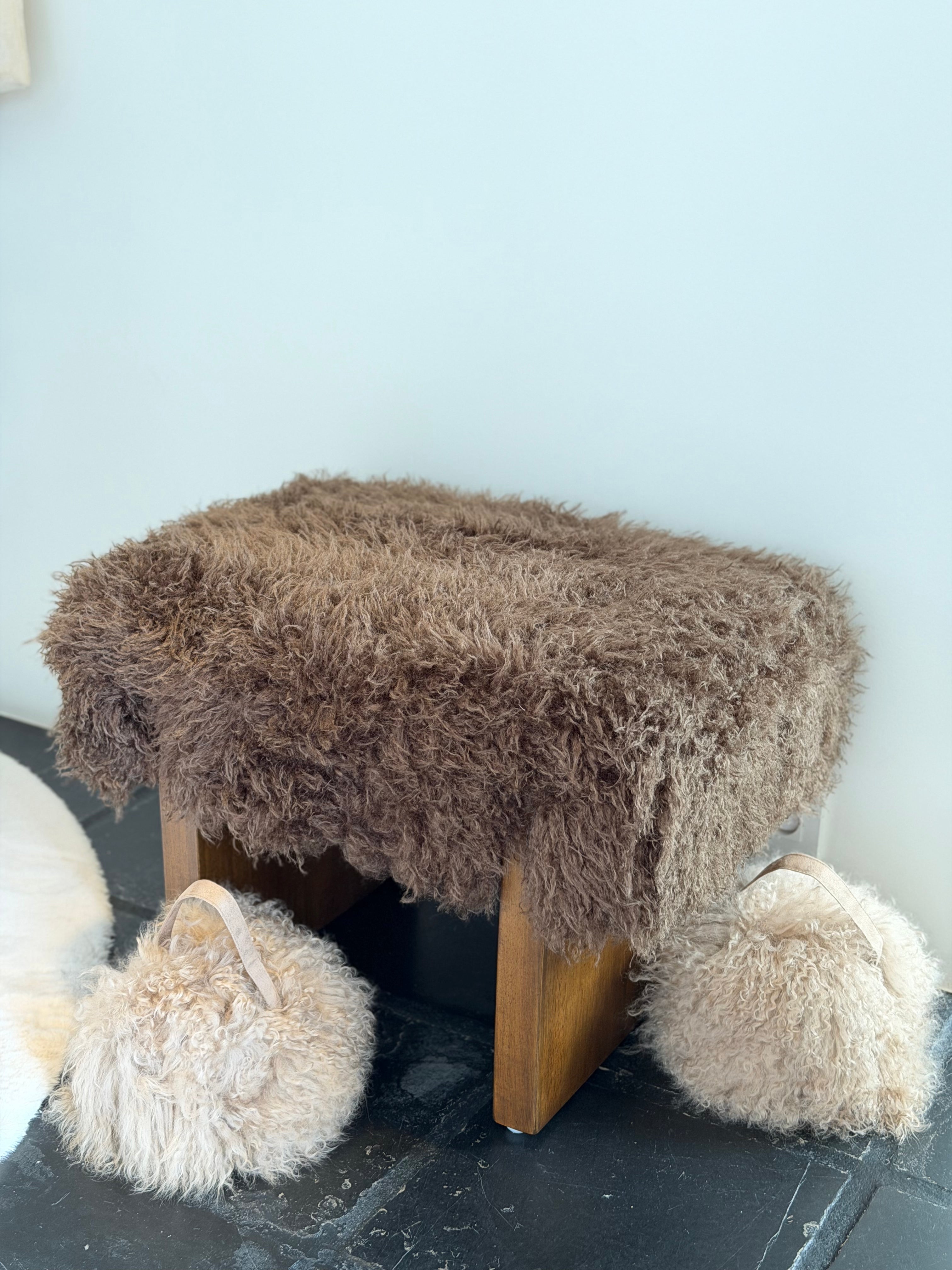 Hocker tibetan lamb wool 60,5x41cm