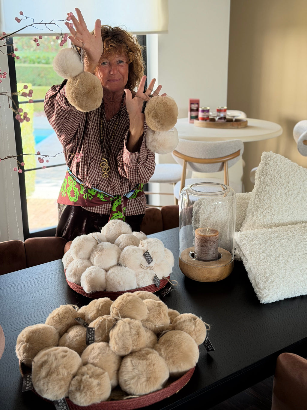 Fluffy ball (⌀10 €3,30 - ⌀ 13 €4,20)