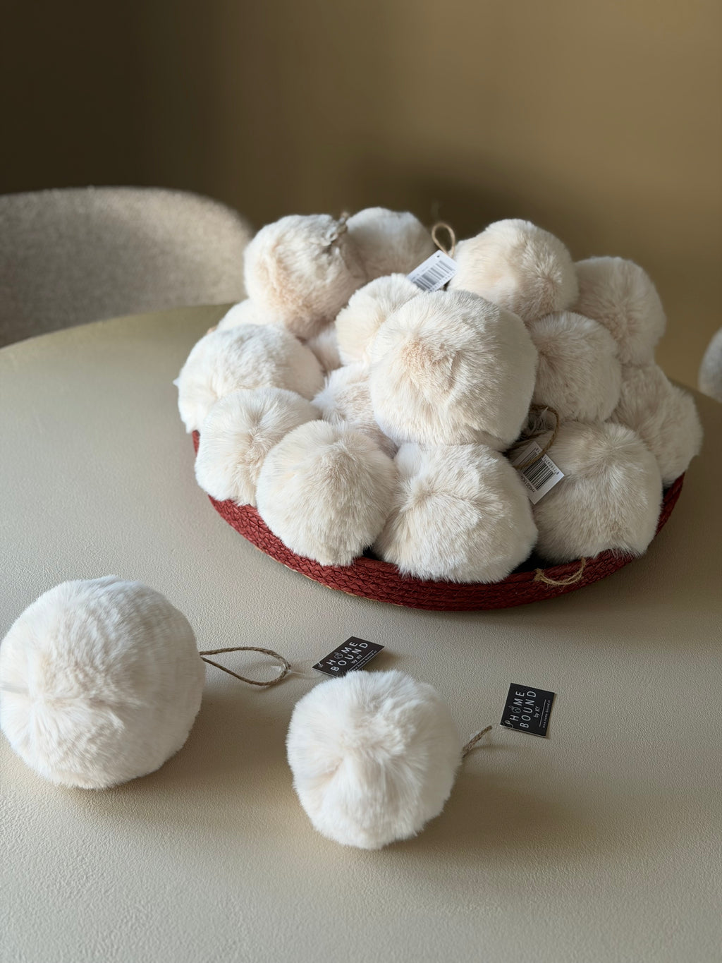 Fluffy ball (⌀10 €3,30 - ⌀ 13 €4,20)