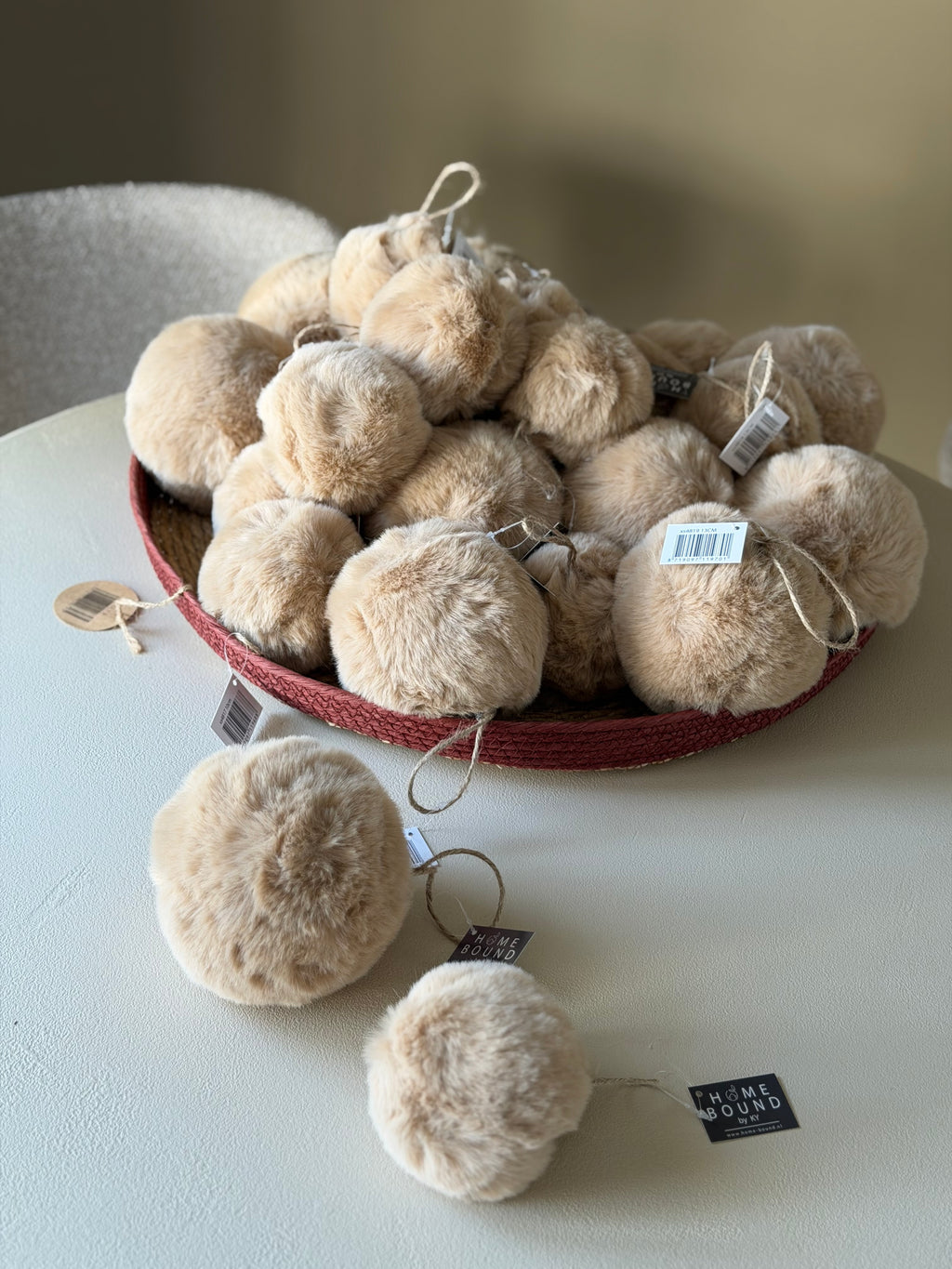 Fluffy ball (⌀10 €3,30 - ⌀ 13 €4,20)